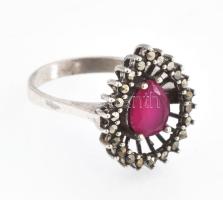 Ezüst(Ag) csepp alakú gyűrű szintetikus rubinnal, jelzett, méret: 56, bruttó: 3,8 g