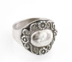 Ezüst(Ag) gyűrű, jelzett, méret: 51, nettó: 4,7 g