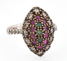 Ezüst(Ag) gyűrű rubinnal és smaragddal díszítve, jelzett, méret: 58, bruttó: 5,3 g