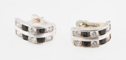 Ezüst(Ag) fekete-fehér köves fülbevalópár, jelzett, h: 0,8 cm, bruttó: 2,2 g