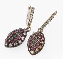 Ezüst(Ag) fülbevalópár rubin és smaragd kövekkel, jelzés nélkül, h: 4 cm, bruttó: 10,2 g