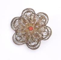 Ezüst(Ag) filigrán bross korallal, jelzés nélkül, d: 4 cm, bruttó: 10,4 g
