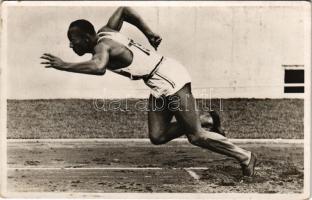 1936 Olympische Spiele Berlin, Jesse Owens (USA) der Erringer von 3 Gold-medaillen startet zum 200 m Lauf. Phot. Spudlich / 1936. évi nyári olimpiai játékok, Jesse Owens olimpiai bajnok amerikai atléta / American track and field athlete who won four gold medals at the 1936 Olympic Games