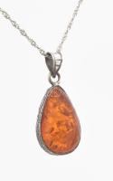 Ezüst(Ag) csavart nyaklánc borostyán medállal, jelzett, h: 42 cm, bruttó: 7,1 g