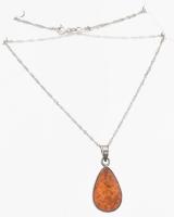 Ezüst(Ag) csavart nyaklánc borostyán medállal, jelzett, h: 42 cm, bruttó: 7,1 g