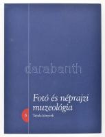 Fotó és néprajzi muzeológia. Tanulmányok. Szerk.: Fejős Zoltán. Tabula könyvek 6. Bp., 2004., Néprajzi Múzeum. Gazdag fekete-fehér fotóanyaggal illusztrált. Kiadói papírkötés.