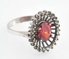 Ezüst(Ag) ovális gyűrű piros kővel, jelzett, méret: 55, bruttó: 3,9 g