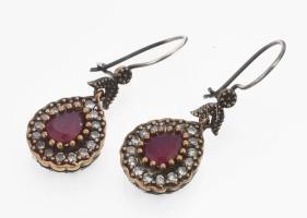 Ezüst(Ag) csepp alakú fülbevalópár szintetikus rubinnal, jelzett, h: 3 cm, bruttó: 7,5 g