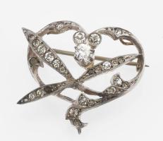 Ezüst(Ag) bross kövekkel kirakva, jelzett, 3×2,5 cm, bruttó: 6,5 g