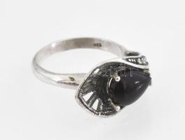 Ezüst(Ag) gyűrű fekete kővel, jelzett, méret: 55, bruttó: 4,73 g
