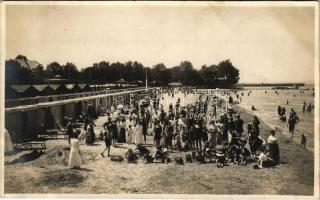 1914 Siófok, Balatoni strand a fürdőkabinokkal. Ellinger Ede fényképész műterméből