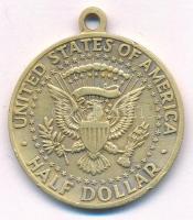 DN Amerikai Egyesült Államok 1964. 1/2$ érme sárgaréz replikája füllel (30mm) T:XF
ND USA 1964. 1/2...