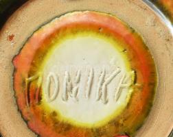 Laborcz Mónika (1941- ): Retró iparművész fali dísztál. Mázas kerámia, alján jelzett, kis lepattanás...