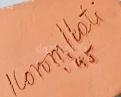 Korom Kati (1953- ): Házaspár. Mázas kerámia, jelzett, repedésekkel, 23x15,5x10 cm