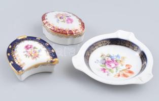 3 db Martinroda német porcelán tárgy: ovális és patkó alakú fedeles dobozkák + hamutál. Matricás, jelzett, kopásnyomokkal, d: 7 - 12,5 cm