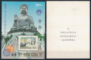 1997 Hongkong fogazott emlékív + karton emlékív hátoldalán A PHILATELIA HUNGARICA AJÁNDÉKA felirattal