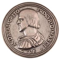 Olaszország DN &quot;Andrea Gritti&quot; kétoldalas, öntött, peremén jelzett és sorszámozott modern Ag emlékérem a 16. századi bronz emlékérem alapján, &quot;Hotel Gritti Palace&quot; dísztokban (39,65g/0.925/41mm) T:AU Italy ND &quot;OPT(ime) DE PATRIA MERITO - GRAT[ia] CIV[ium] / ANDREAE GRITO PROCVR[atori] D[ivi] MARCI IOF&quot; double sided, cast, modern Ag medallion based on the 16th century bronze medal, hallmarked and numbered on the edge, in &quot;Hotel Gritti Palace&quot; case (39,65g/0.925/41mm) C:AU