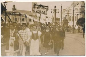 1940 Nagyvárad, Oradea; bevonulás "Aradot vissza" táblával / entry of the Hungarian troops. photo (EK) + "1940 Nagyvárad visszatért" So. Stpl