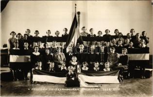 1938 Kassa, Kosice; A Felvidék felszabadulásának emlékére 1938. XI. 11. - iskolai csoportkép magyar zászlóval a bevonuláskor / school group with Hungarian flags for the entry of the Hungarian troops. photo (EK)