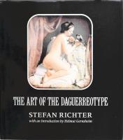 Stefan Richter: The art of the daguerreotype. With an introduction by Helmut Gernschein. New York, 1989., Viking. Gazdag képanyaggal, közte erotikus fotókkal is illusztrált. Angol nyelven. Kiadói egészvászon-kötés, kiadói papír védőborítóban.