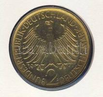 NSZK 1971. 2M "Max Planck" aranyozva érmés, bélyeges borítékon T:1 Ismertetővel!