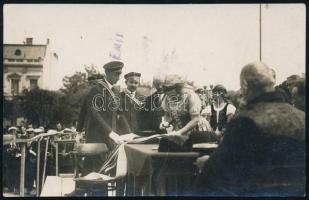 cca 1930 Cegléd(?), zászlóavatási ünnepség, vállszalagot viselő egyenruhások és népviseletbe öltözöt...