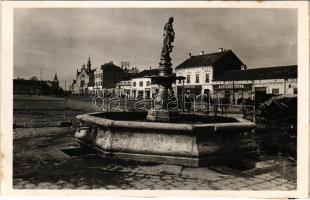 Nagyszalonta, Salonta; Fő tér és artézi kút, Szántó áruház, Bálint vendéglő, Guttmann Miksa, Kovács Lajos, Kovács János és Minerva üzlete / main square, well, shops, restaurant (Rb)