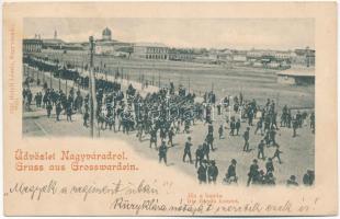 1899 (Vorläufer) Nagyvárad, Oradea; "Jön a banda" katonai zenekar, zsinagóga a háttérben. Helyfi László kiadása / K.u.K. military band, synagogue in the background (EK)