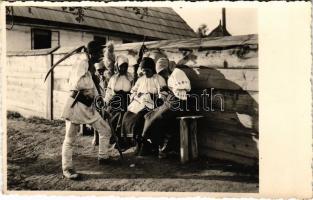 Gyimes, Ghimes; Csángók, erdélyi folklór. Foto orig. Ing. Z. I. Aladics, M.-Ciuc / Ciangei din Ghimes / Transylvanian Ceangai folklore. photo