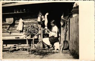 Gyimes, Ghimes; Csángó leány, erdélyi folklór. Foto orig. Ing. Z. I. Aladics, M.-Ciuc / Ciangei din Ghimes / Transylvanian Ceangai folklore. photo (fl)