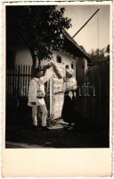 Gyimes, Ghimes; Csángók, erdélyi folklór. Foto orig. Ing. Z. I. Aladics, M.-Ciuc / Ciangei din Ghimes / Transylvanian Ceangai folklore. photo