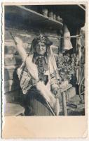 Gyimes, Ghimes; Csángó asszony, erdélyi folklór. Foto orig. Ing. Z. I. Aladics, M.-Ciuc / Ciangei din Ghimes / Transylvanian Ceangai folklore. photo (EK)