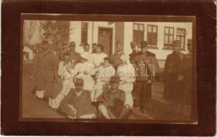 1914 Ipolyság, Sahy; katonai kórház, Vöröskeresztes nővérek és katonák / WWI K.u.K. military hospital, Red Cross nurses and soldiers. photo (EB)