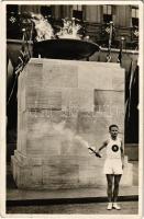 1936 Berlin, Eröffnung der Olympischen Spiele, der Fackelläufer vor dem Altar am Schloss / 1936. évi nyári olimpiai játékok, fáklyafutó / torch runner of the 1936 Olympic Games (fl)