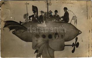 Vater Samuel Walter mit dem ersten Flugzeug / Műtermi fotó repülőgépen utazó társasággal / men in aircraft, studio photo (vágott / cut)