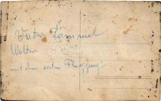 Vater Samuel Walter mit dem ersten Flugzeug / Műtermi fotó repülőgépen utazó társasággal / men in ai...