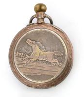 Dekoratív, ezüstözött fémtokos zsebóra, hátsó fedelén vágtató ló ábrázolással. Másodpercmutatós, dís...