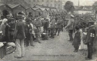 Military WWI dispensing food supplies in Lodz (EB)