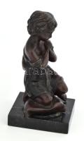 Morelli jelzéssel: Imádkozó lányka, bronz szobor 21 cm