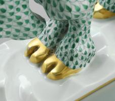 Herendi teve. cca 1920-1930, pikkelyes mintával kézzel festett porcelán, terv.: Végh Ilona, formaszá...