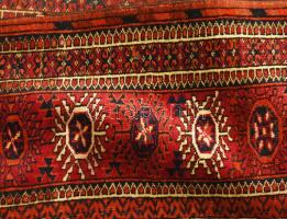 Pakisztáni bokhara kézi szövésű szőnyeg. XX. sz. eleje Régi javítással. 130x180 cm