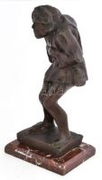 Lon Chaney Sr.: Quasimodo. Bronz, márvány talpon, jelzés nélkül. 27 cm