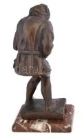 Lon Chaney Sr.: Quasimodo. Bronz, márvány talpon, jelzés nélkül. 27 cm