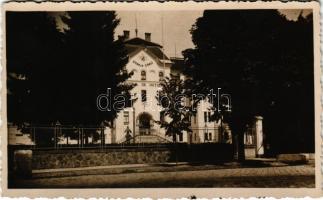 1940 Sepsiszentgyörgy, Sfantu Gheorghe; Strajeria, Straja Tarii / Román paramilitáris ifjúsági szervezet palotája / Romanian paramilitary youth organization's palace. photo + "TÁBORI POSTAHIVATAL 42"