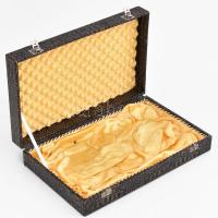 Díszdoboz, selyemmel bélelt, 25x15x5 cm