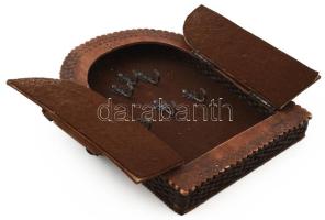 Antik kapubejárót imitáló bőr fali kulcstartó. Kopással, 34x26 cm