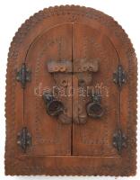 Antik kapubejárót imitáló bőr fali kulcstartó. Kopással, 34x26 cm