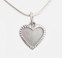 Ezüst(Ag) kígyó nyaklánc szív medállal, jelzett, h: 45-50 cm, 1,4×1,9 cm, nettó: 7,8 g