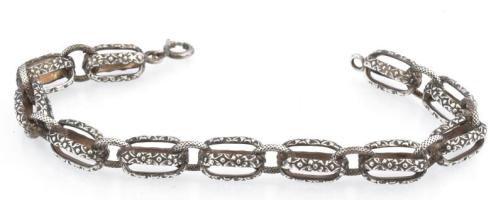 Ezüst(Ag) masszív áttört virágmintás karkötő, jelzett, h: 21 cm, nettó: 30,2 g