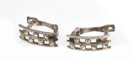 Ezüst(Ag) köves áttört fülbevalópár, kőhiánnyal, jelzett, 1,6×0,6 cm, bruttó: 2 g